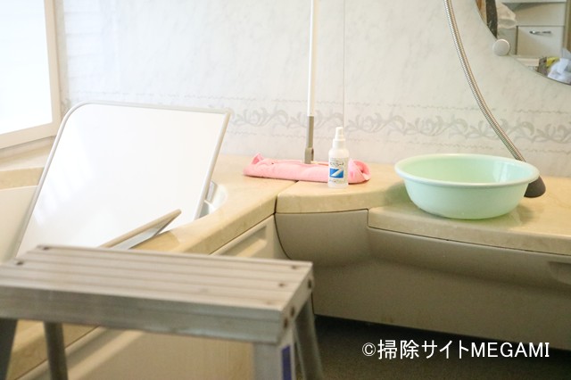 お風呂の天井を掃除する道具
