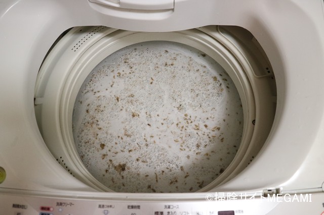 酸素系漂白剤を入れて攪拌してから3分後に茶色いカスが浮いた洗濯槽