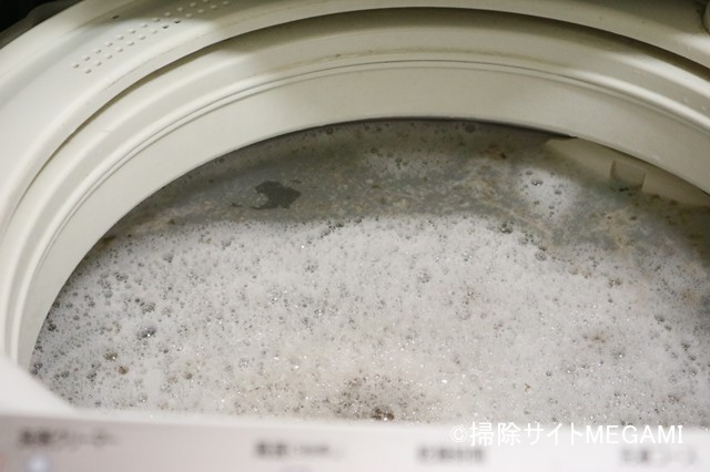 洗濯槽の中に泡が発生している様子