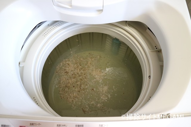 酸素系漂白剤で数時間つけ置きしたあと茶色いカスが中央に固まって浮いた洗濯槽