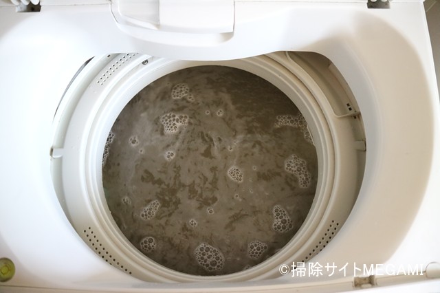 酸素系漂白剤でつけ置き後に攪拌して洗浄液が茶色く濁った洗濯槽