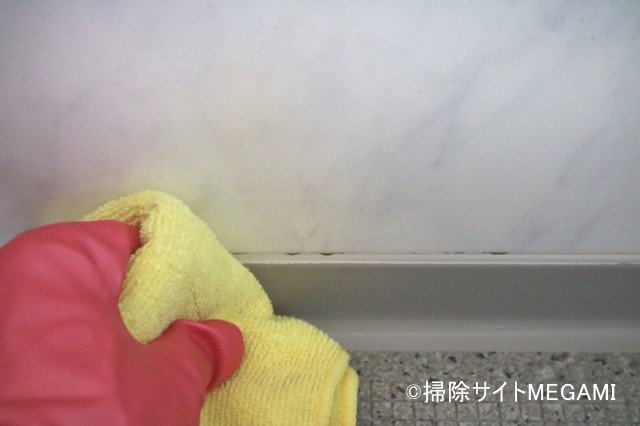 水分を拭き取っている様子