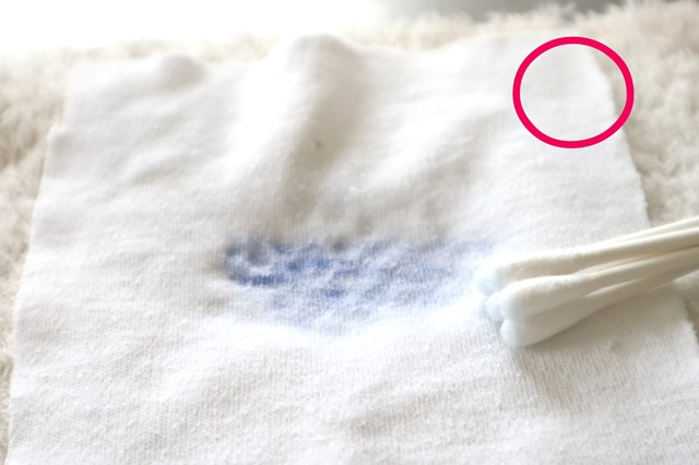 服の裏側から押すと汚れが広がらない