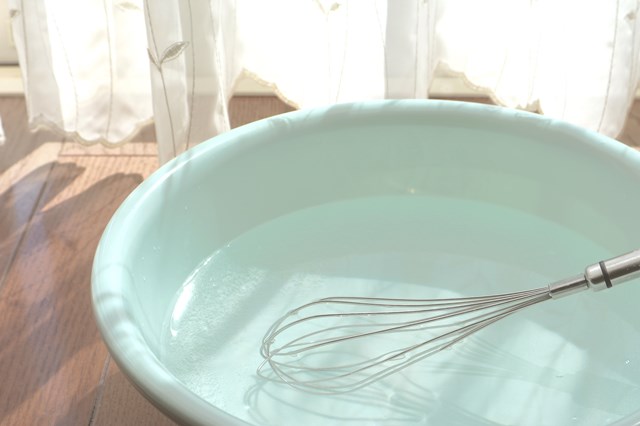 重曹をお湯で溶かす様子