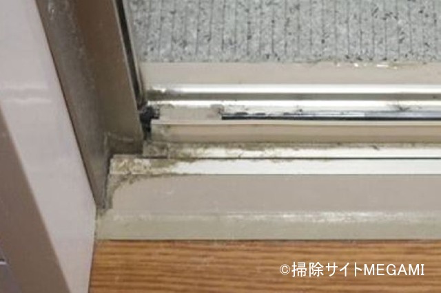 ザラザラ汚れがついたお風呂のドアレール