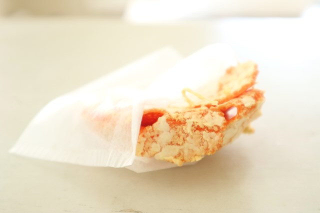 みかんの皮を袋詰め