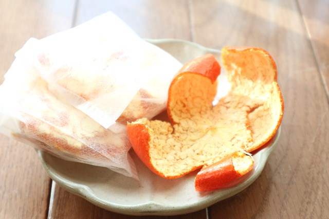 みかんの皮をお茶パックに入れる