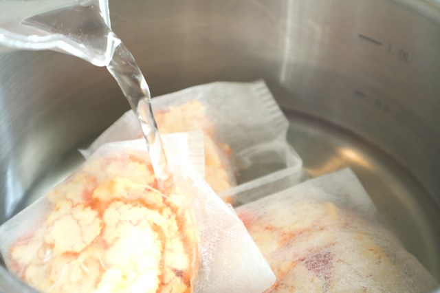 鍋にみかんの皮と水を入れる