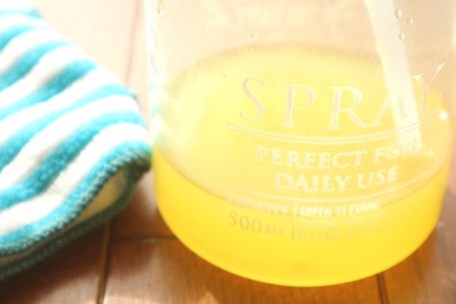 みかんの皮で簡単に「洗剤水」が作れる!シンクや床掃除に活用する方法!