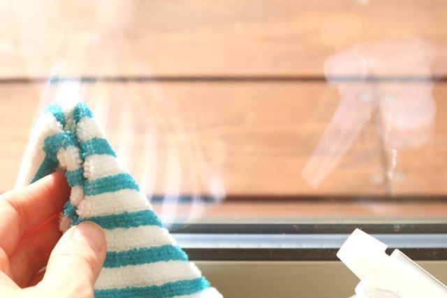 みかんの皮洗剤で窓ふき