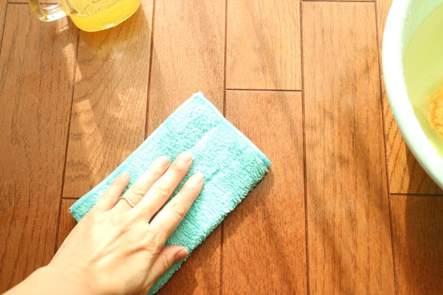 みかんの皮洗剤で床拭き