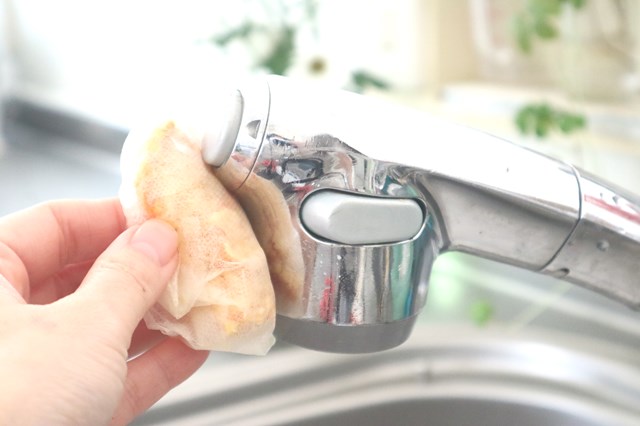 みかんの皮洗剤でカラン磨き