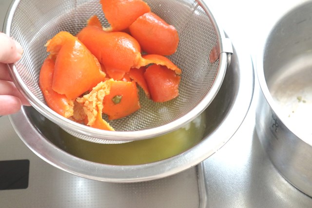 みかんの皮で作った洗剤水