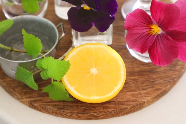 ゆずをインテリア芳香剤として飾る