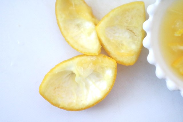 ゆずの皮をむく