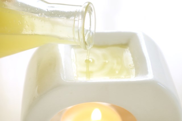 ゆずの果汁をアロマポットに注ぐ