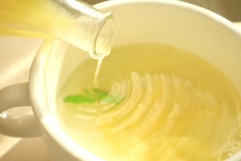 ゆずの果汁をカップに注ぐ