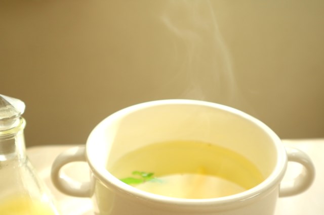 カップからゆずの香りがする蒸気が立ちのぼる