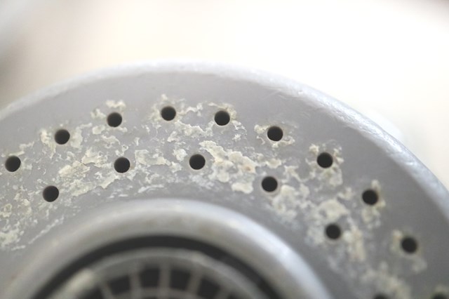 蛇口についた水垢汚れ