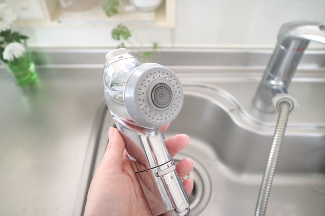 蛇口についた水垢汚れ