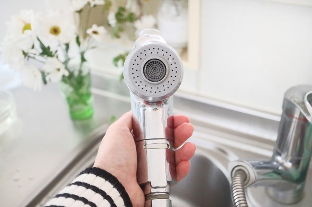 蛇口の先についた水垢を「酢」でスッキリ落とす方法!白い固まりが取れた!