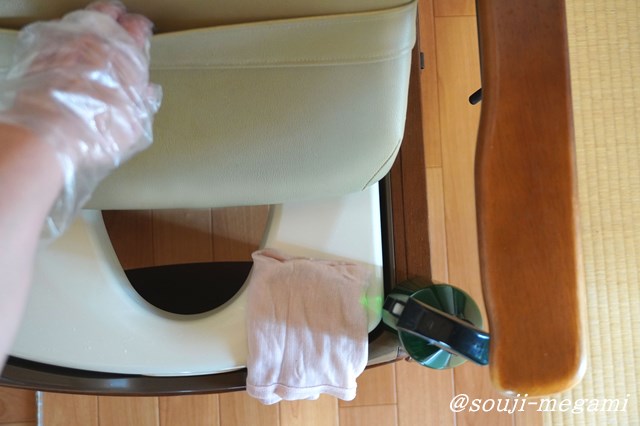 ポータブルトイレを拭く