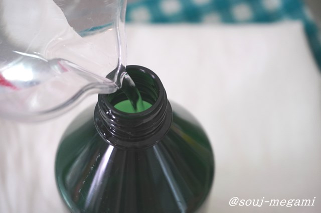 クエン酸を容器にうつす