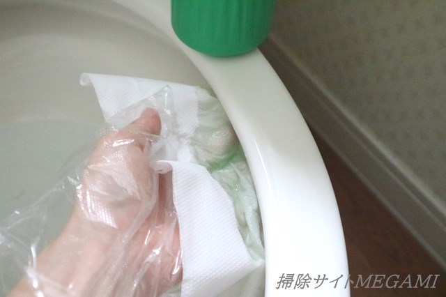 ペーパーにサンポールをかける