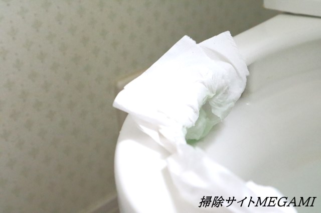 サンポールをつけたペーパーを便器に貼り付ける