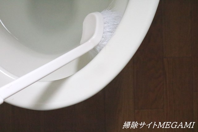 便器を磨く