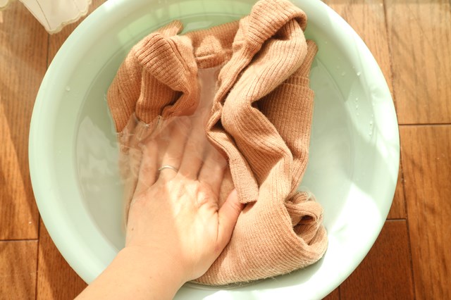 セーターの縮みを直し湯につける