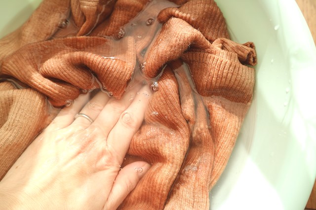 セーターの縮みを直し湯につける伸ばす