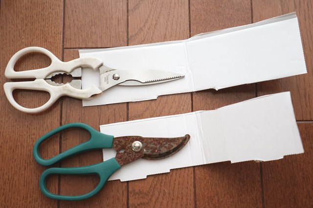 ハサミを厚紙で包む