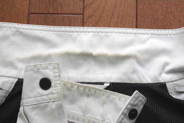 作業服の襟の黒ずみ