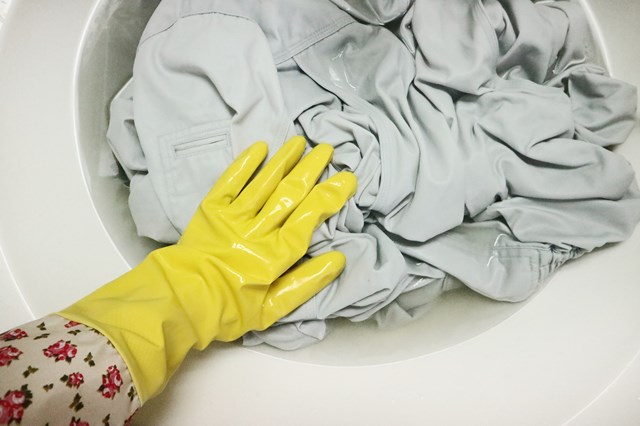 作業服を液につける