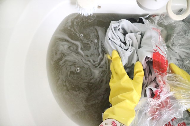 作業服を漬けおき90分後の様子