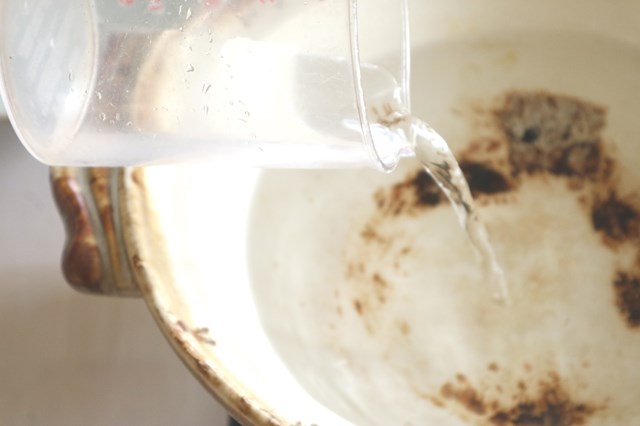 土鍋に水をそそぐ