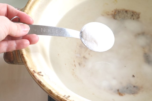 土鍋に重曹を入れる