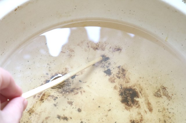 割りばしで焦げを落とす