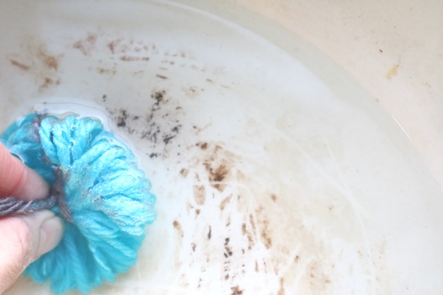 アクリルたわしやスポンジで擦る