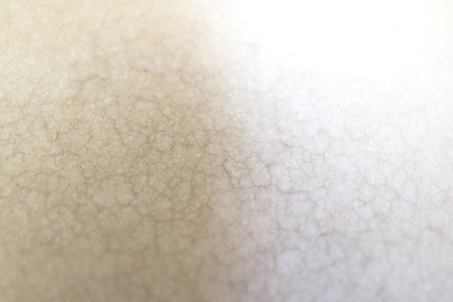 ひび割れに入り込んだ汚れ