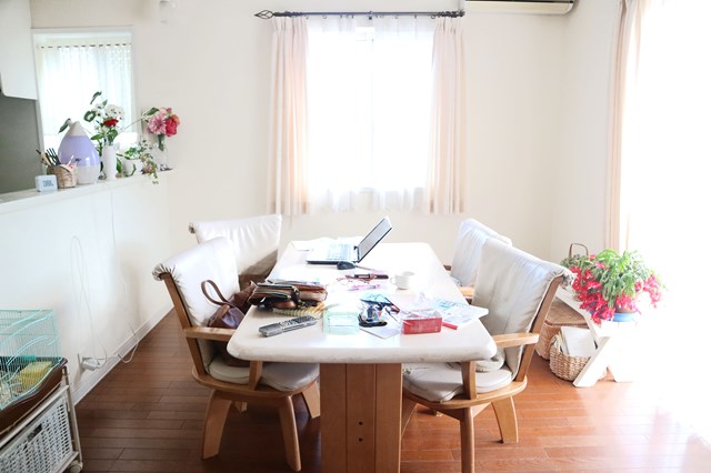 散らかったダイニングテーブル