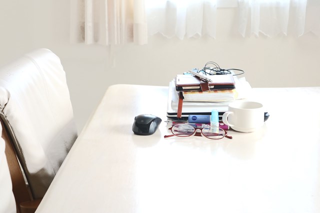 テーブル上のものを端にまとめる