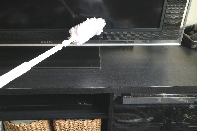 テレビ周りのホコリを取る