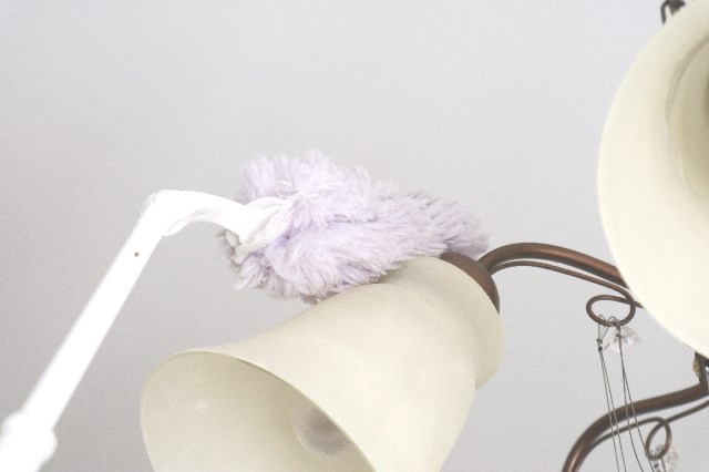 照明のホコリをモップで取る