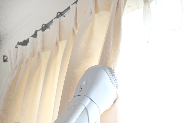 カーテンのホコリを吸い取る