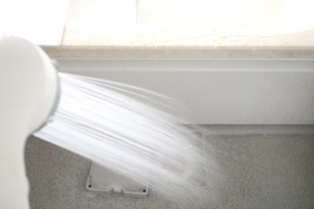 排水溝を水で流す