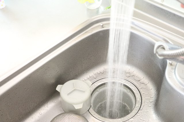 キッチンの排水溝を水で流す