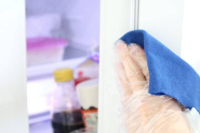 冷蔵庫の取っ手を消毒する